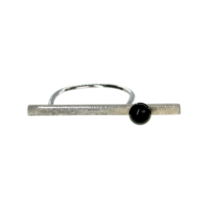 Pierścionek-srebrny-z-onyksem-Pecunia-Forget-me-Not