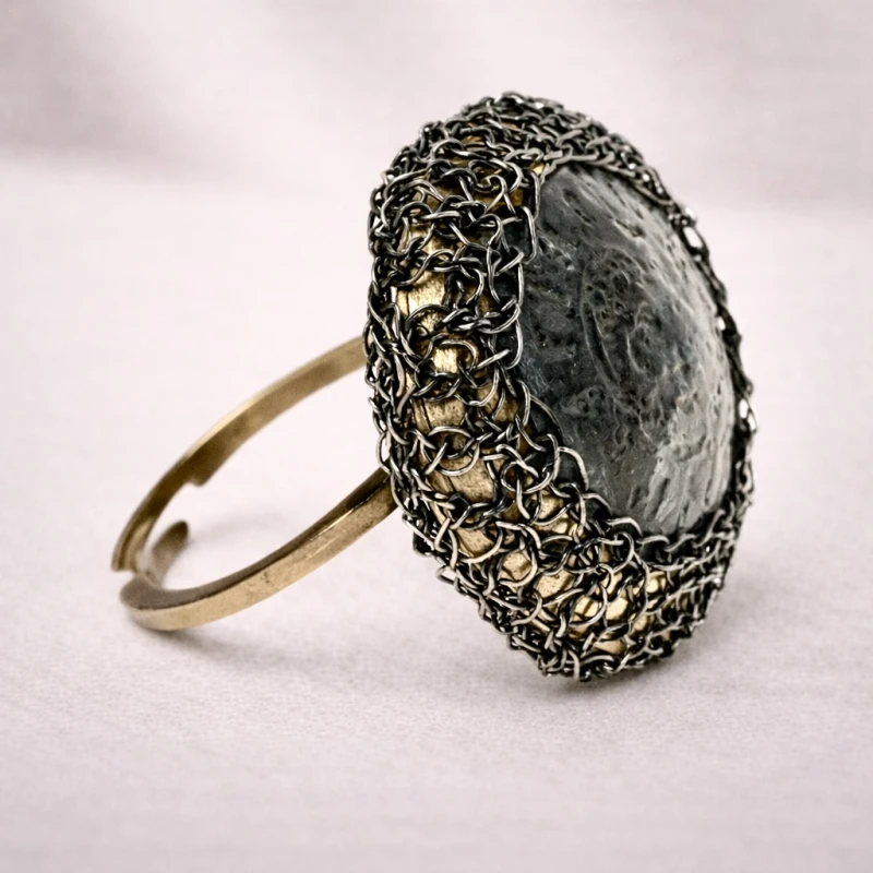 Srebrny-pierścionek-z-monetą-Jolanta-Gazda-Frou-Frou-Pecunia-Forget-me-Not